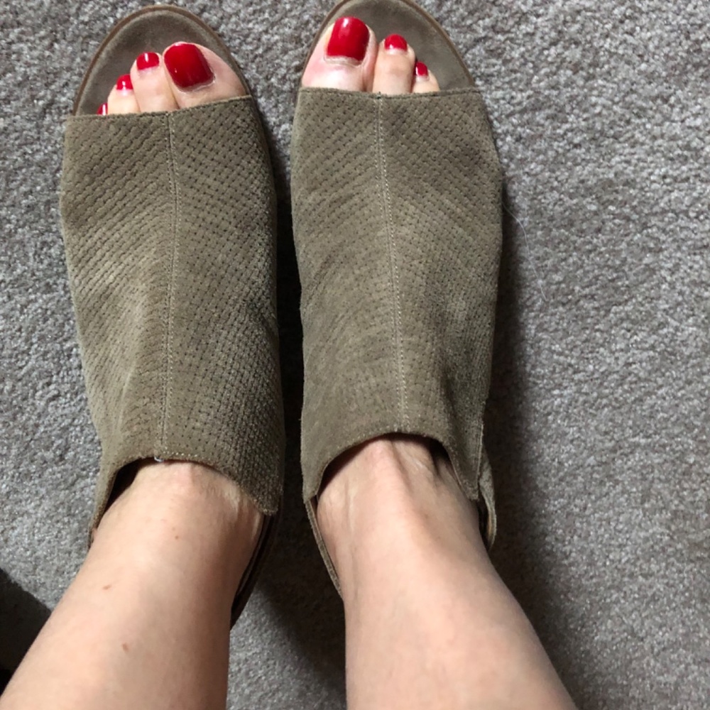 Sandals - Picture 2 of 9